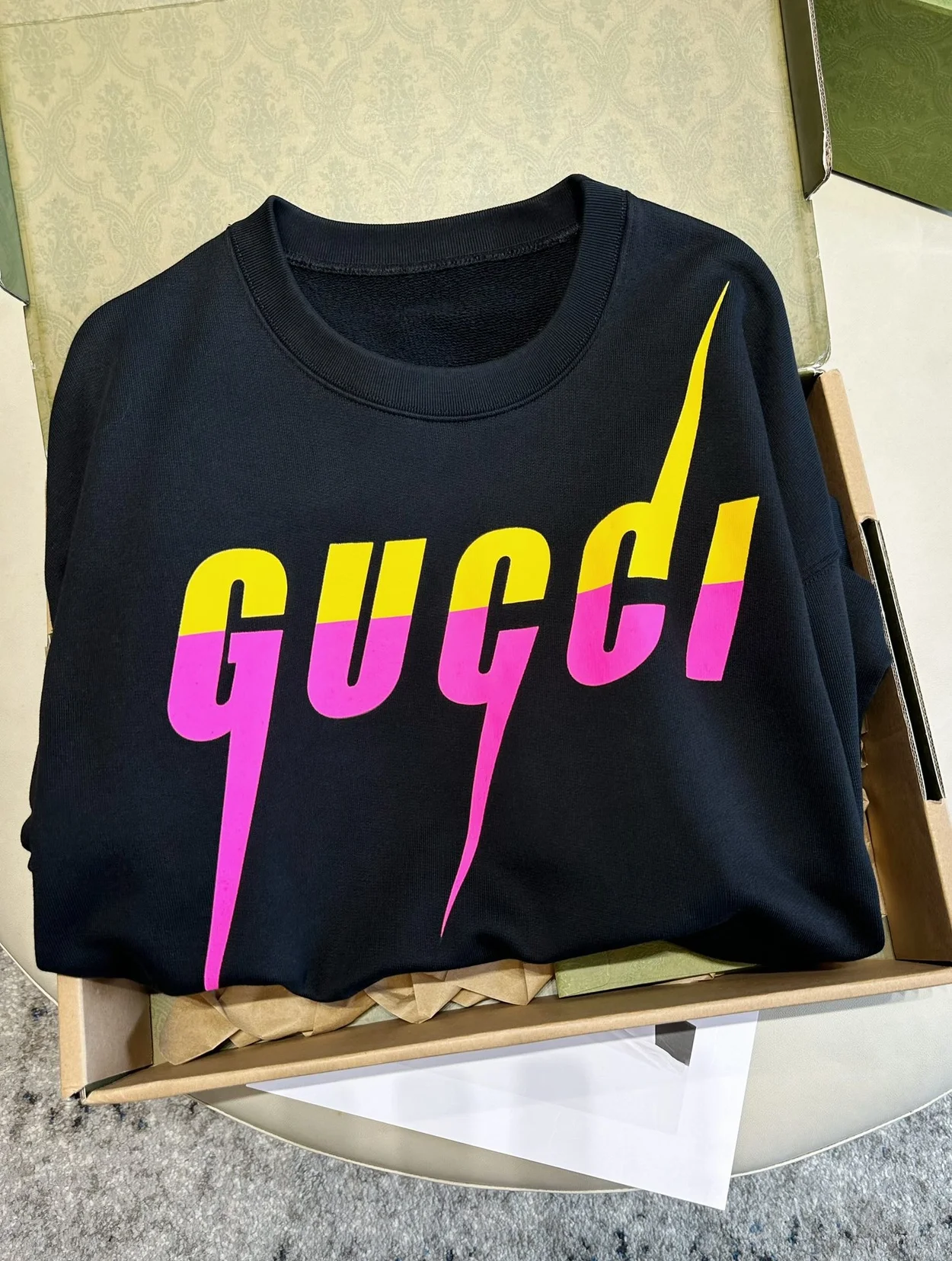 구찌 블레이드 프린트 맨투맨