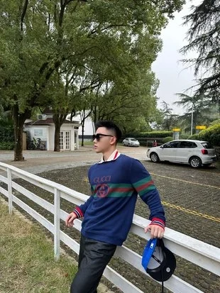 구찌 인터로킹 G 스트라이프 스웻 맨투맨