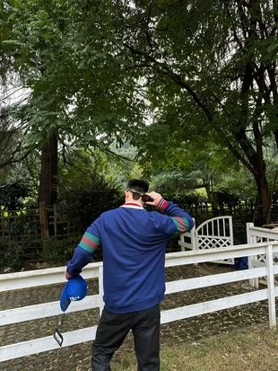 구찌 인터로킹 G 스트라이프 스웻 맨투맨