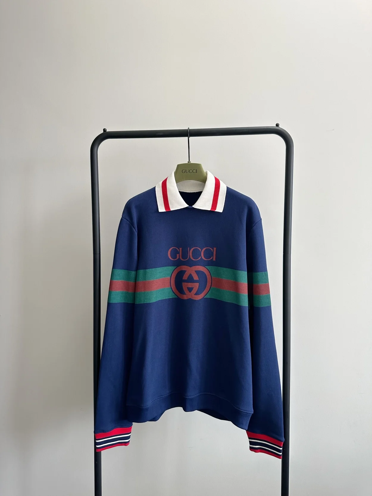 구찌 인터로킹 G 스트라이프 스웻 맨투맨