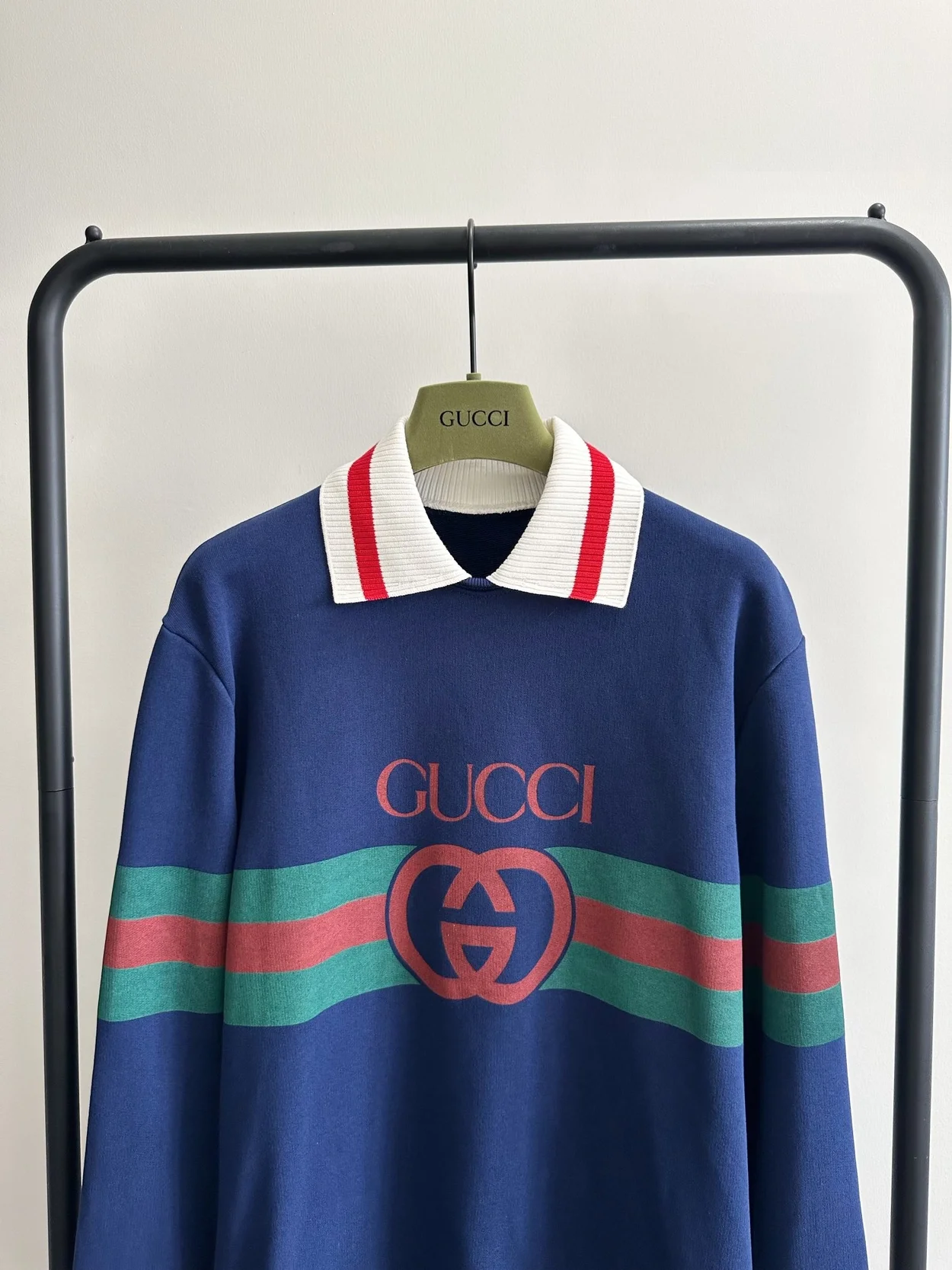 구찌 인터로킹 G 스트라이프 스웻 맨투맨