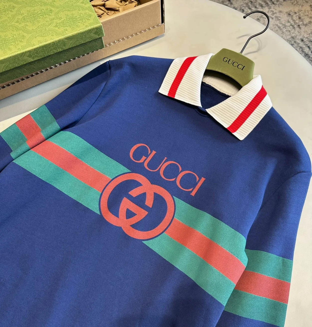 구찌 인터로킹 G 스트라이프 스웻 맨투맨