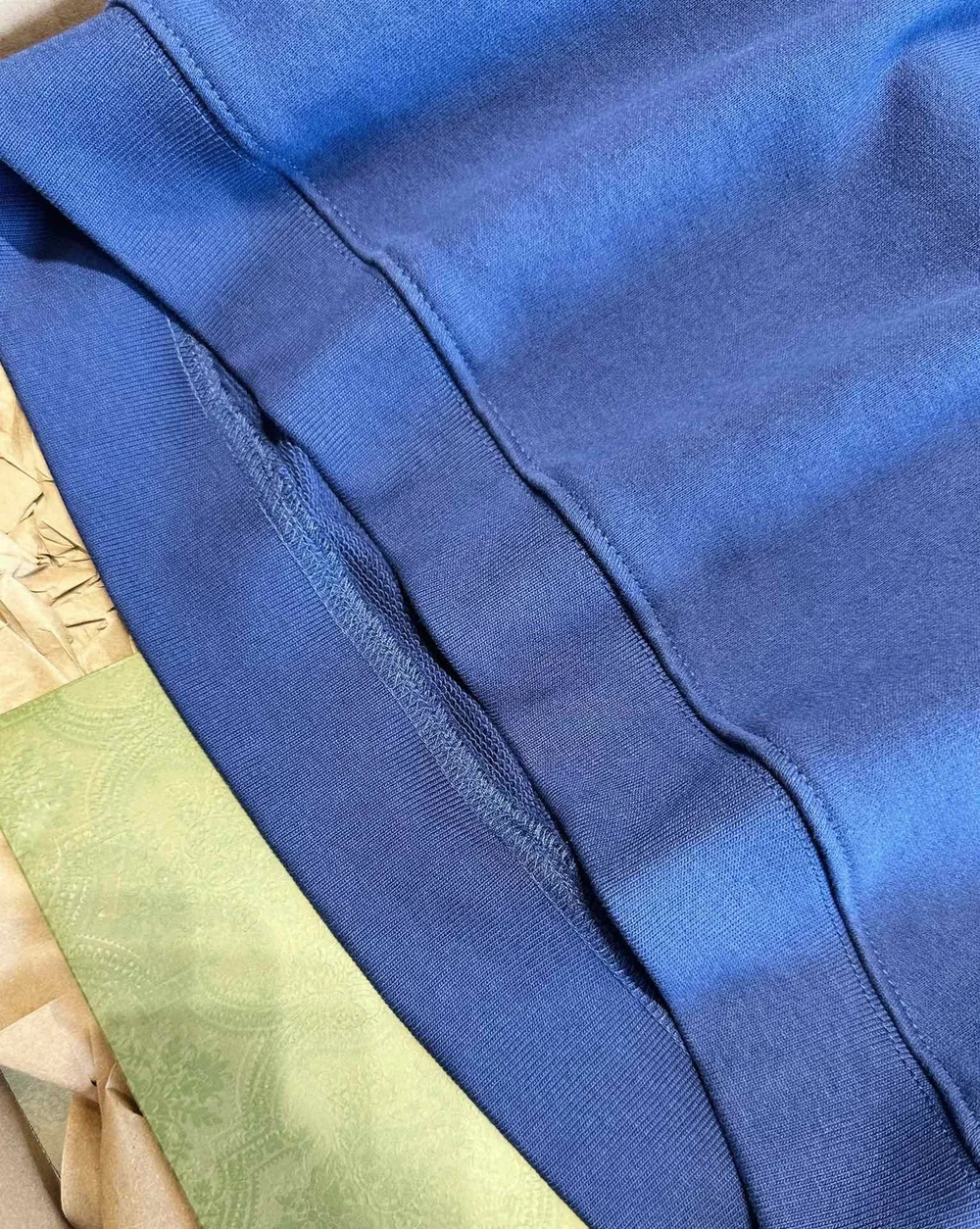 구찌 인터로킹 G 스트라이프 스웻 맨투맨