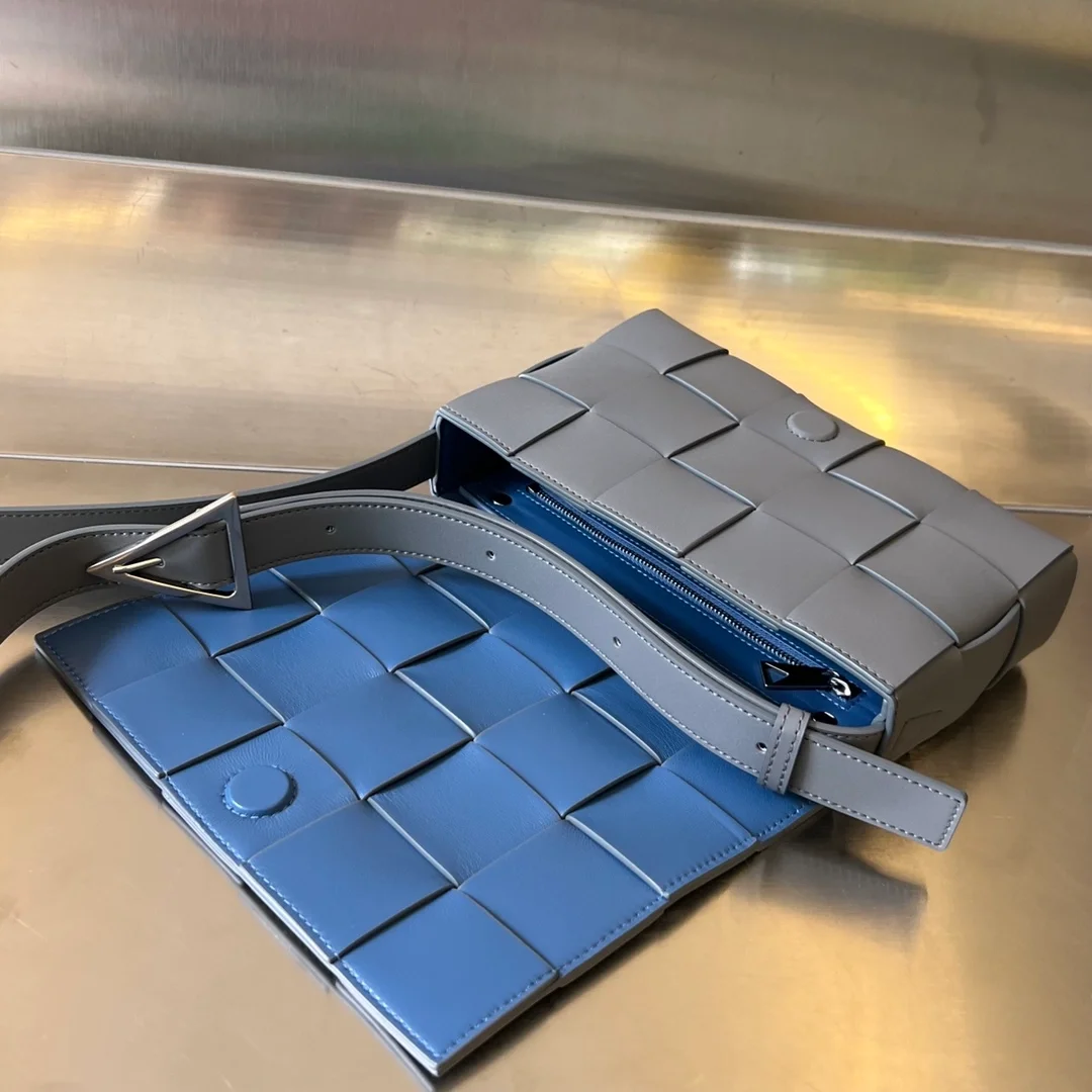 보테가 베네타 썬더 글로시 맥시 카세트백