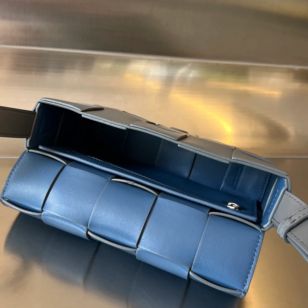 보테가 베네타 썬더 글로시 맥시 카세트백