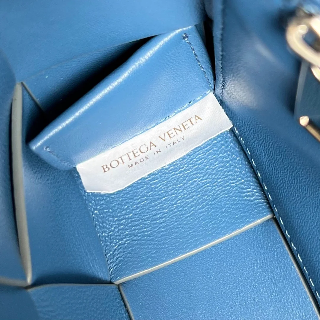 보테가 베네타 썬더 글로시 맥시 카세트백