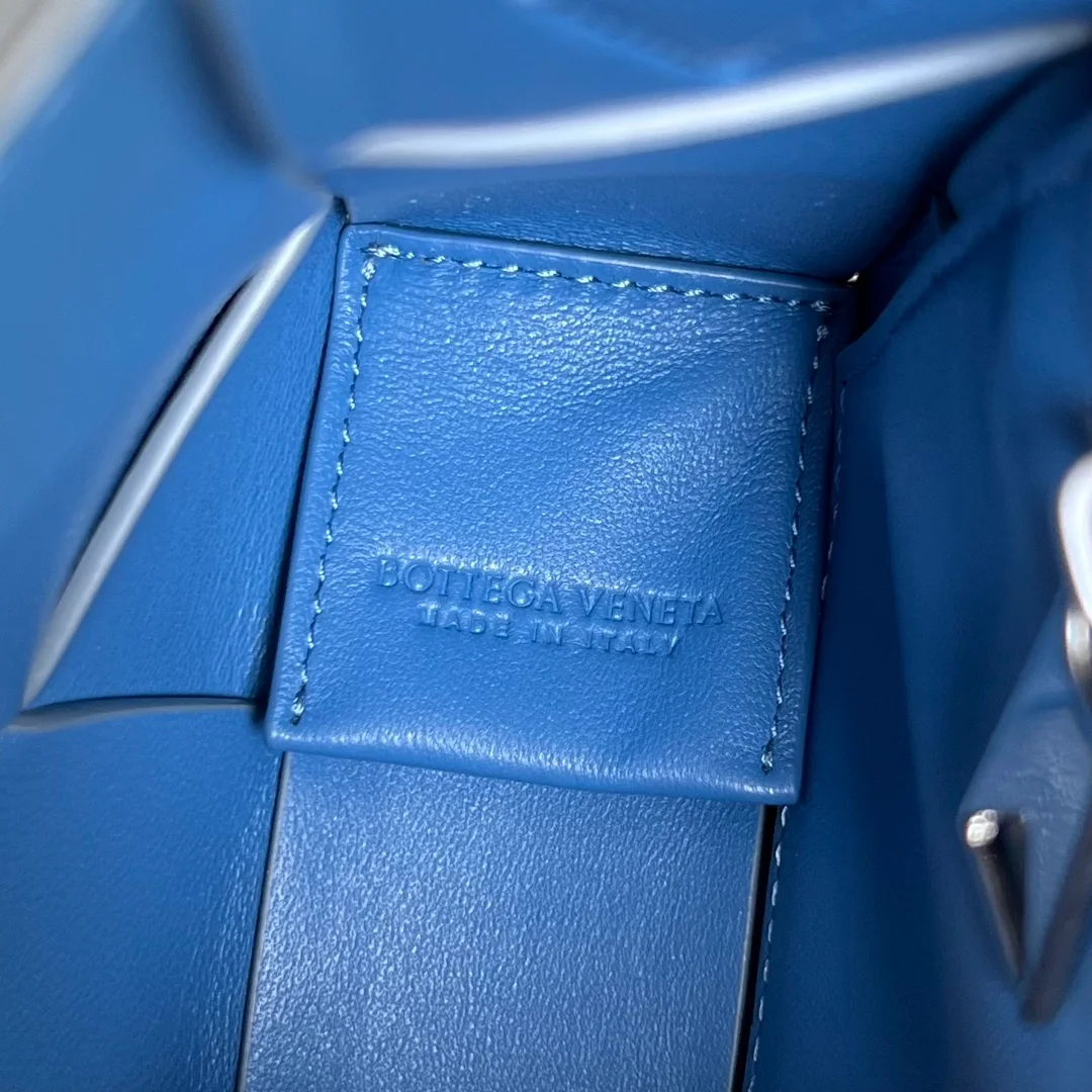 보테가 베네타 썬더 글로시 맥시 카세트백