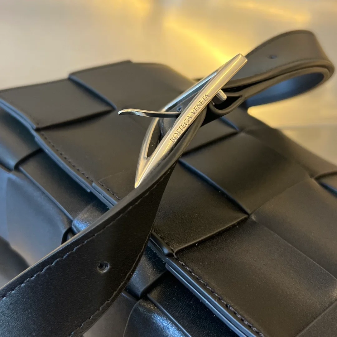보테가 베네타 인트레치아토 카세트백 스웨이드