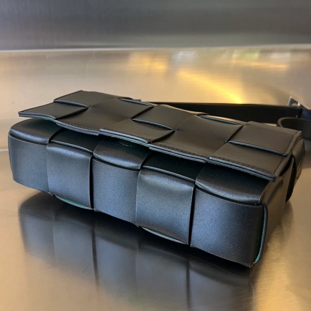 보테가 베네타 인트레치아토 카세트백 스웨이드