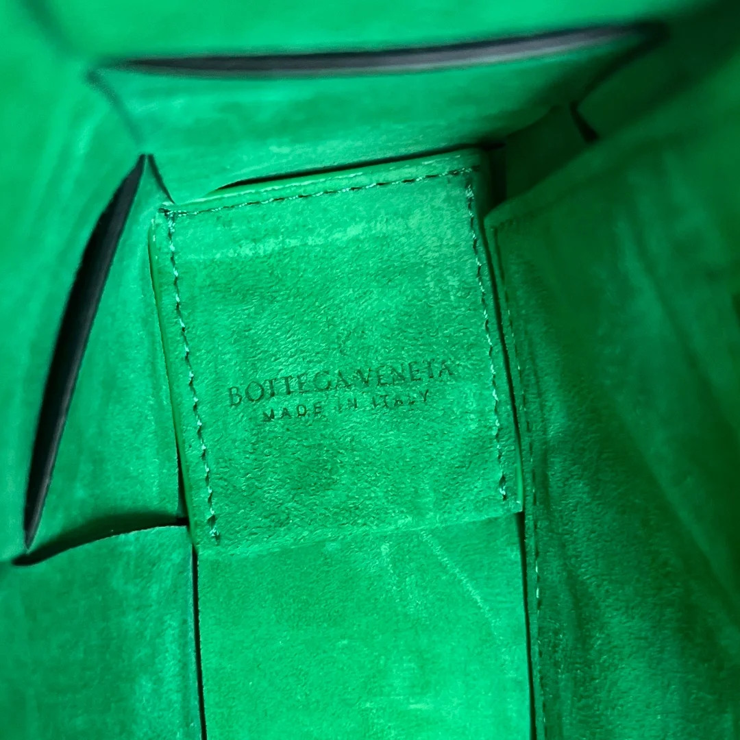 보테가 베네타 인트레치아토 카세트백 스웨이드