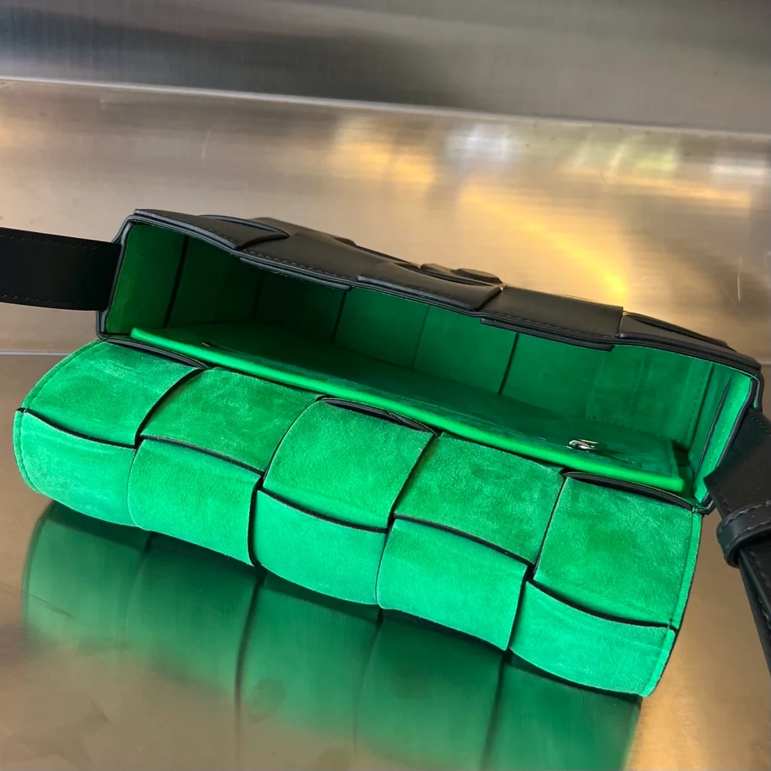 보테가 베네타 인트레치아토 카세트백 스웨이드