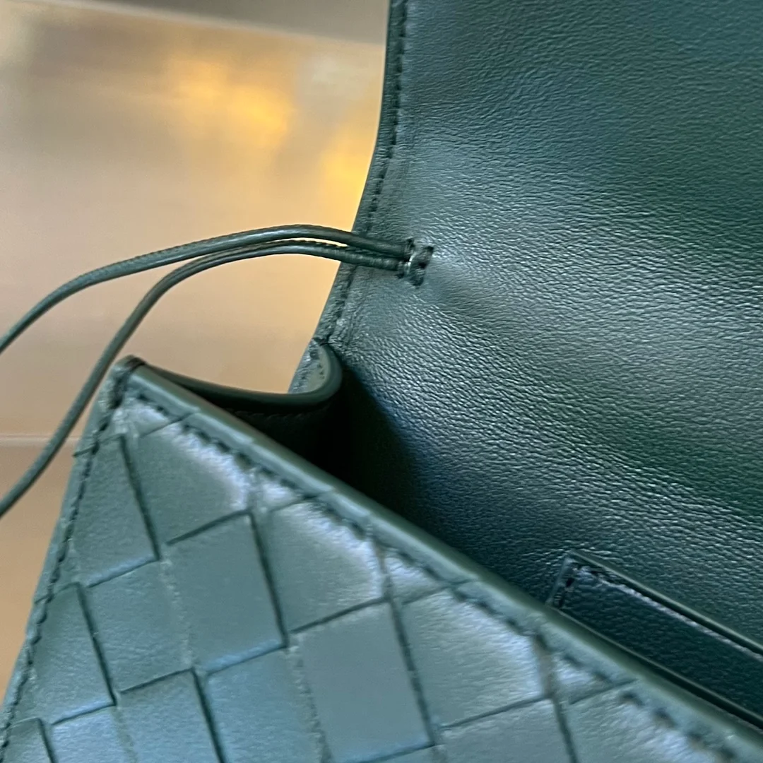 보테가 베네타 놋 롱 핸들 클러치 에메랄드 그린