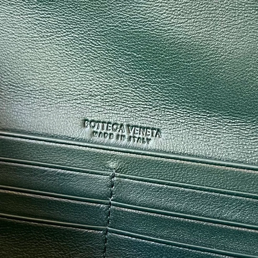 보테가 베네타 놋 롱 핸들 클러치 에메랄드 그린