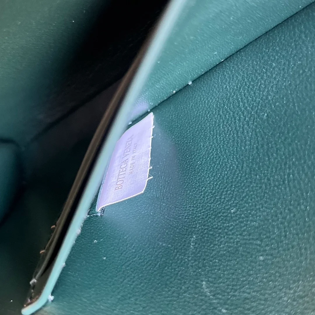 보테가 베네타 놋 롱 핸들 클러치 에메랄드 그린