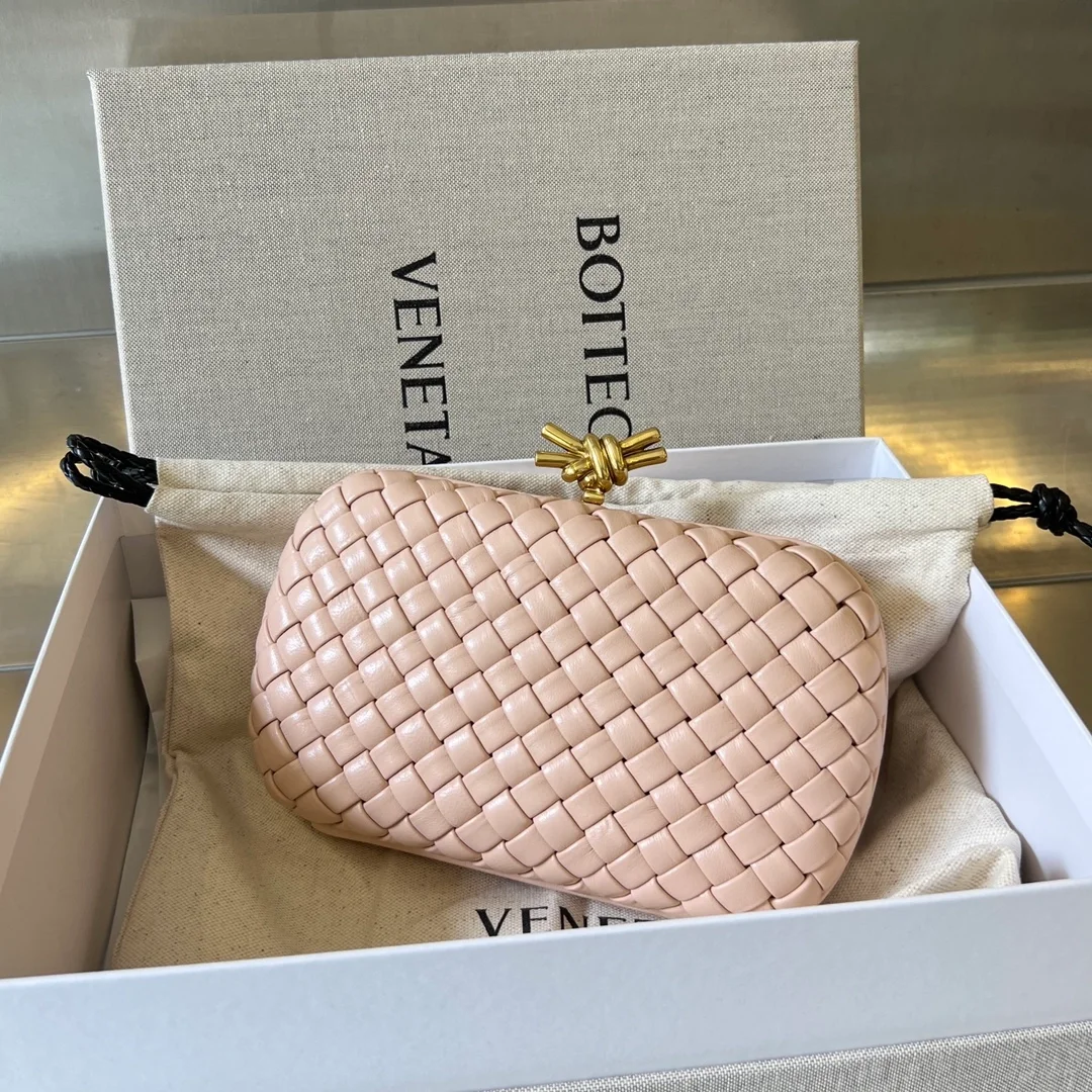 보테가 베네타 놋 클러치 핑크