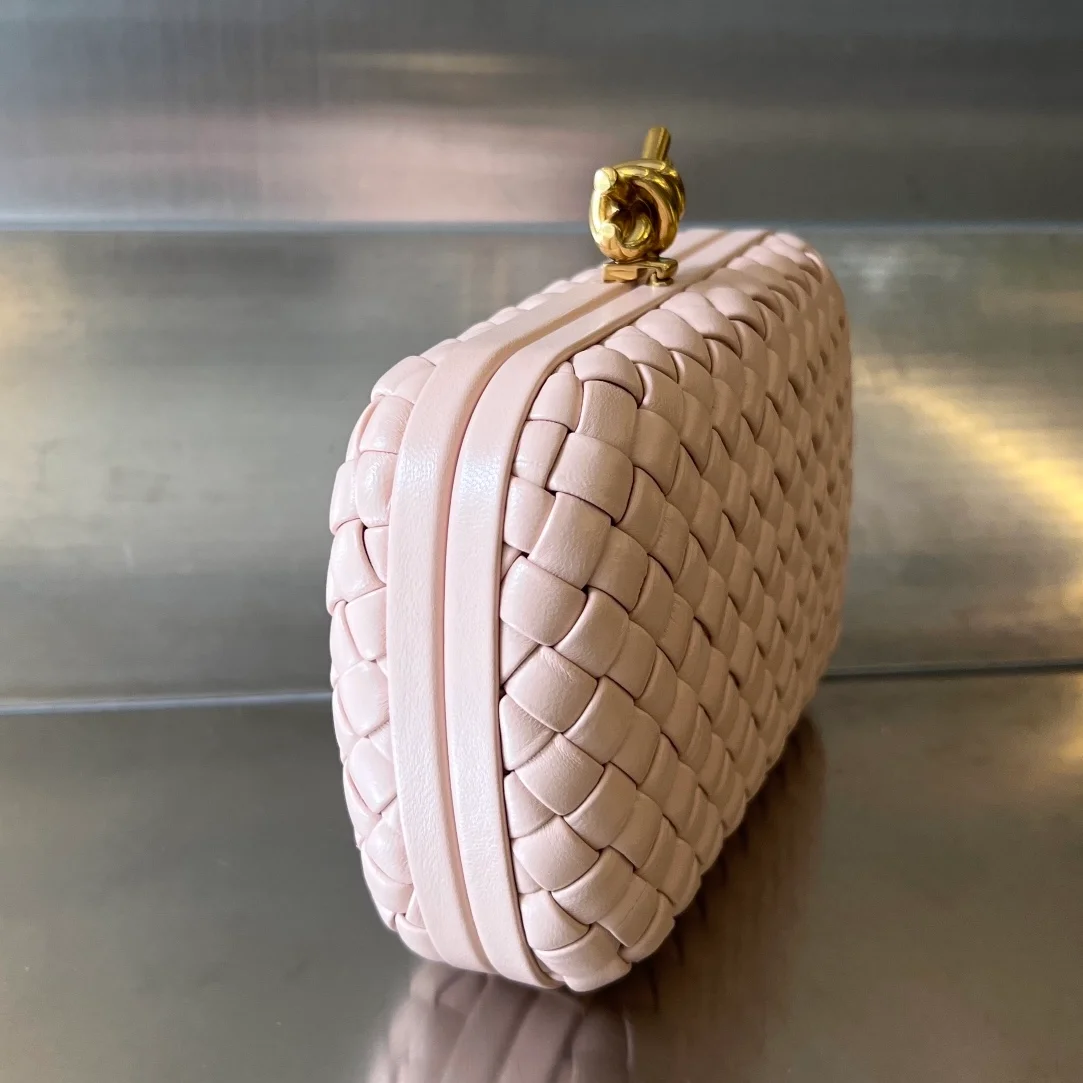 보테가 베네타 놋 클러치 핑크