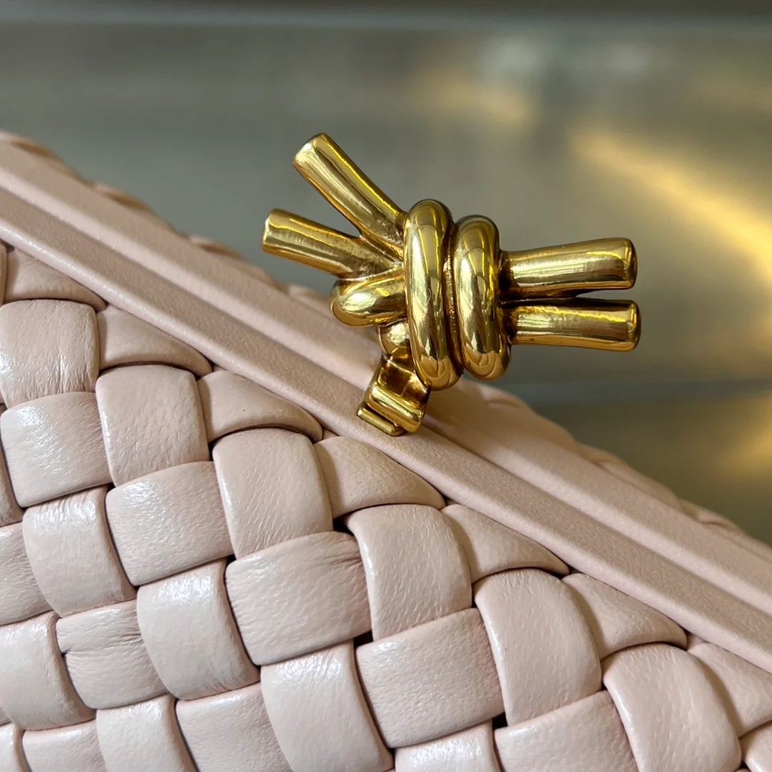 보테가 베네타 놋 클러치 핑크