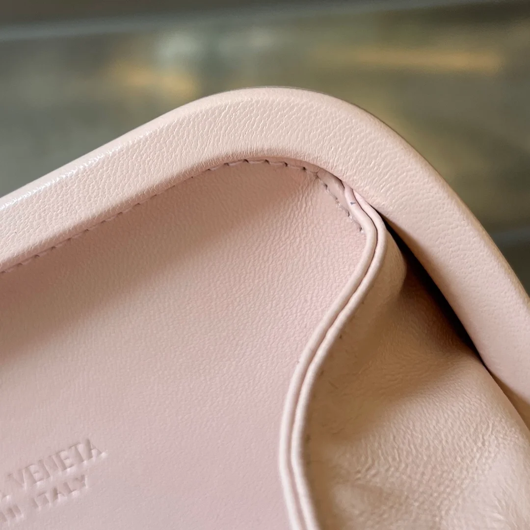 보테가 베네타 놋 클러치 핑크