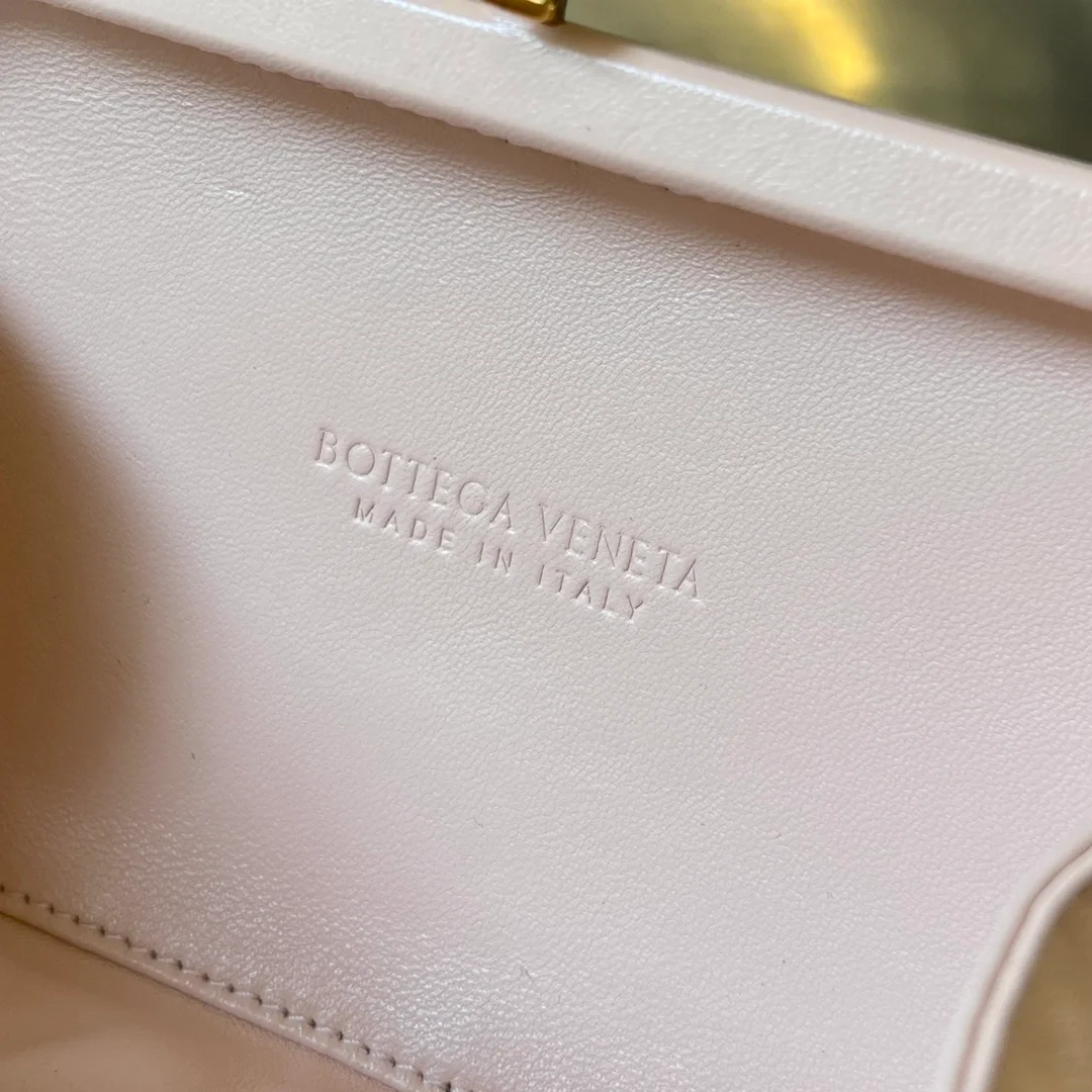 보테가 베네타 놋 클러치 핑크