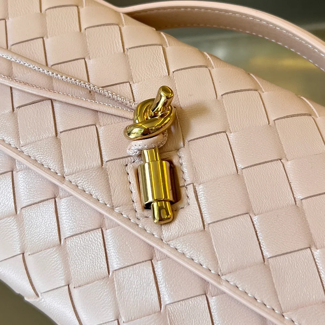 보테가 베네타 놋 롱 핸들 클러치 핑크