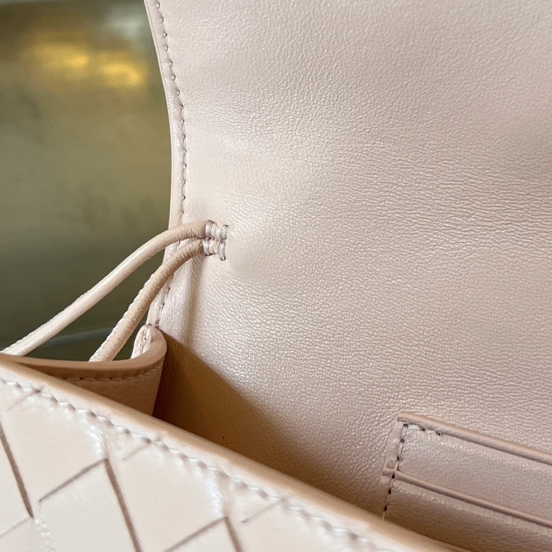 보테가 베네타 놋 롱 핸들 클러치 핑크