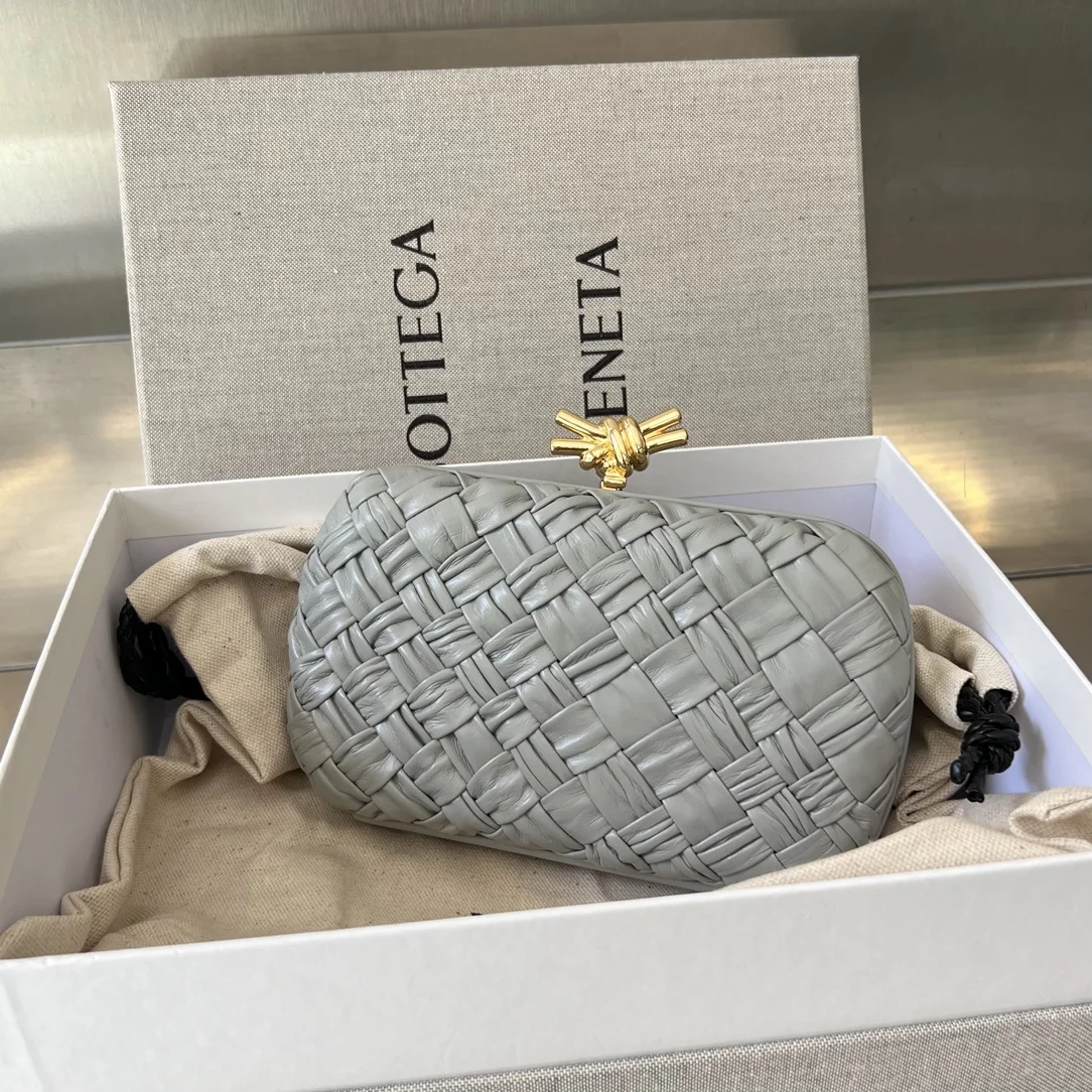 보테가 베네타 미노디에르 놋 클러치 (3color)