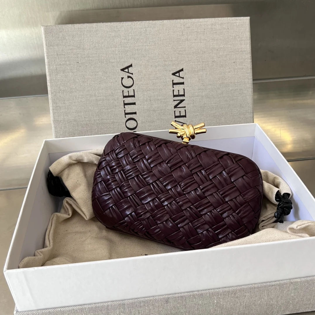 보테가 베네타 미노디에르 놋 클러치 (3color)