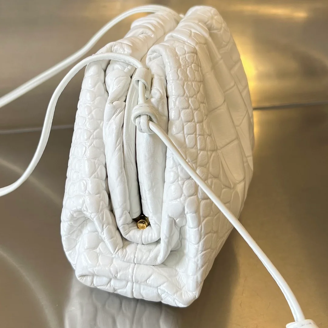 보테가 베네타 크로커다일 미니 파우치 (2color)