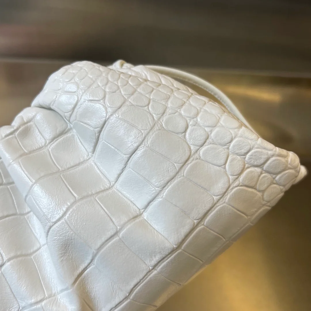 보테가 베네타 크로커다일 미니 파우치 (2color)