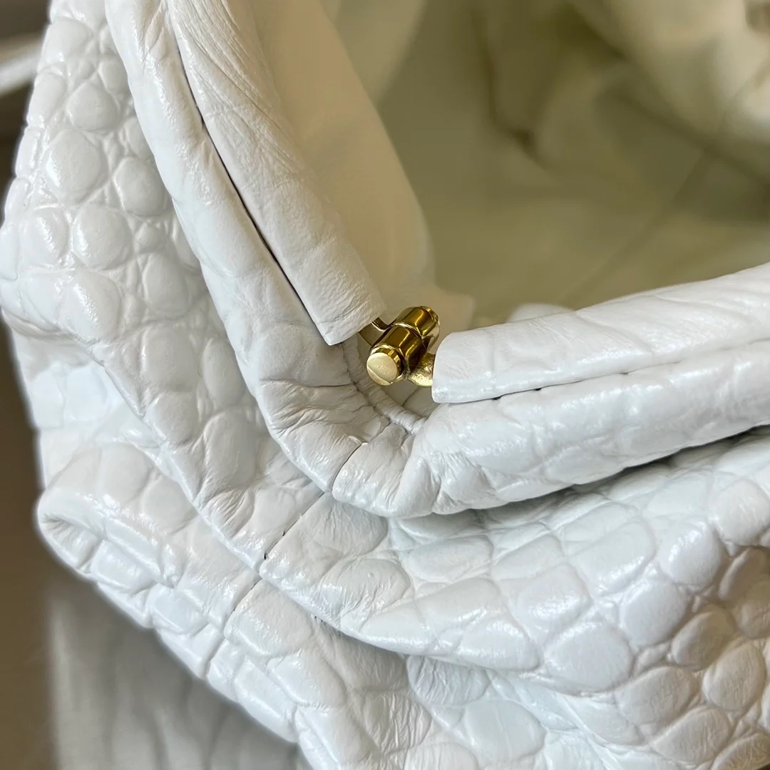 보테가 베네타 크로커다일 미니 파우치 (2color)