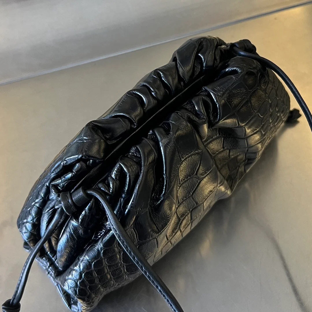 보테가 베네타 크로커다일 미니 파우치 (2color)