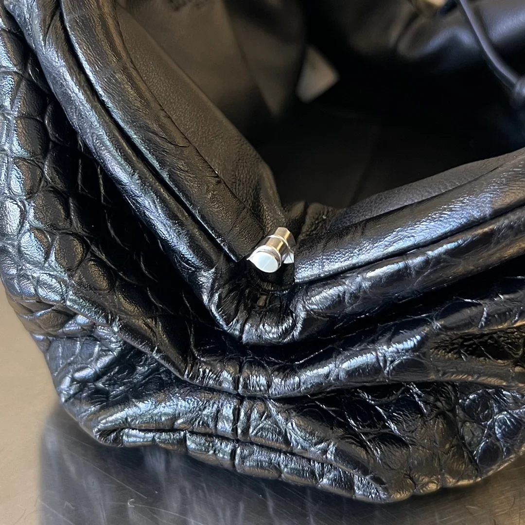 보테가 베네타 크로커다일 미니 파우치 (2color)