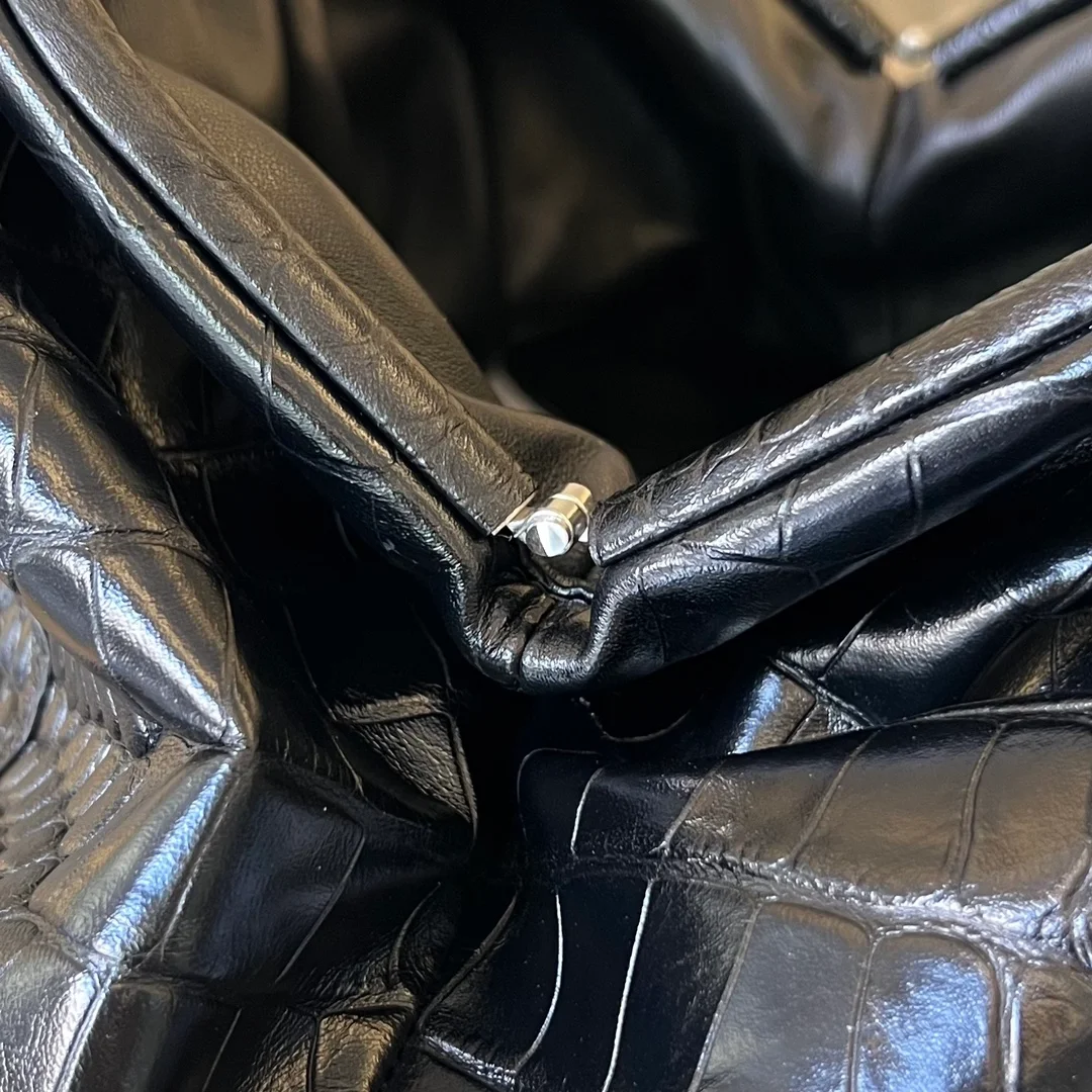 보테가 베네타 크로커다일 클래식 파우치 (2color)