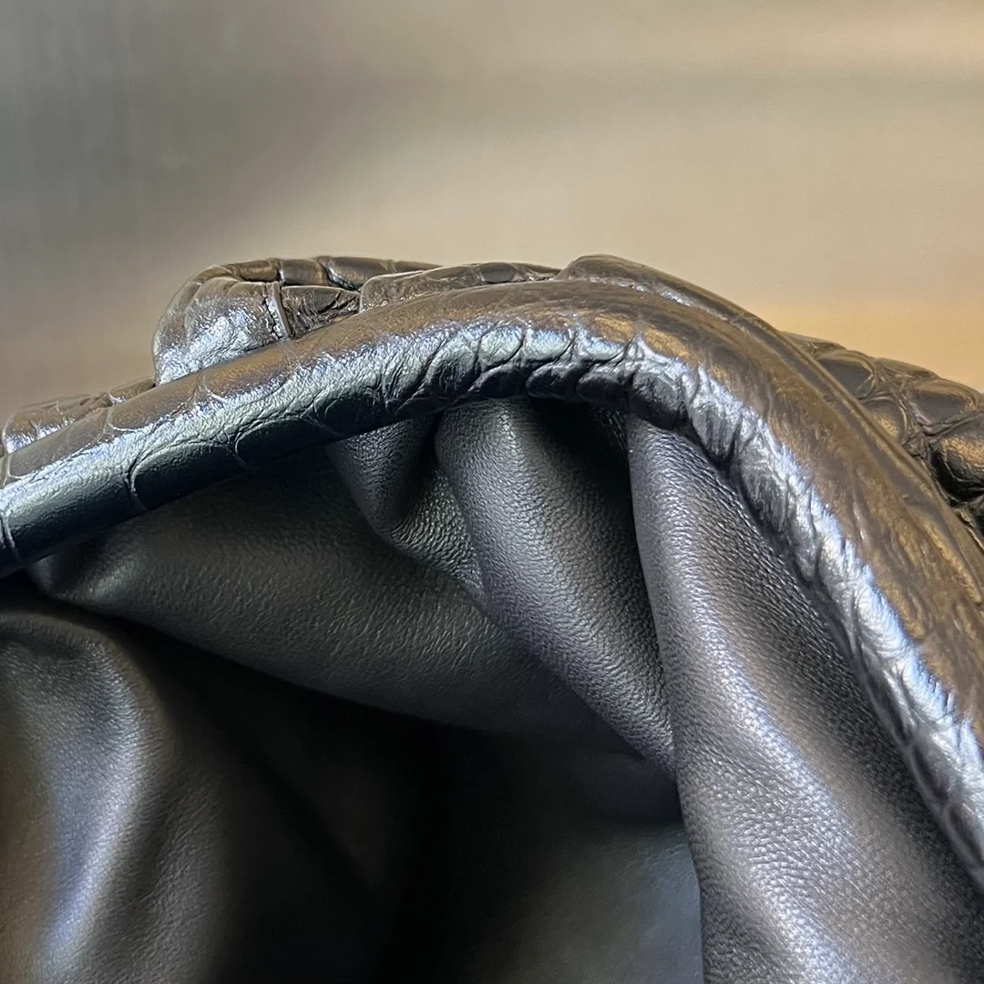 보테가 베네타 크로커다일 클래식 파우치 (2color)