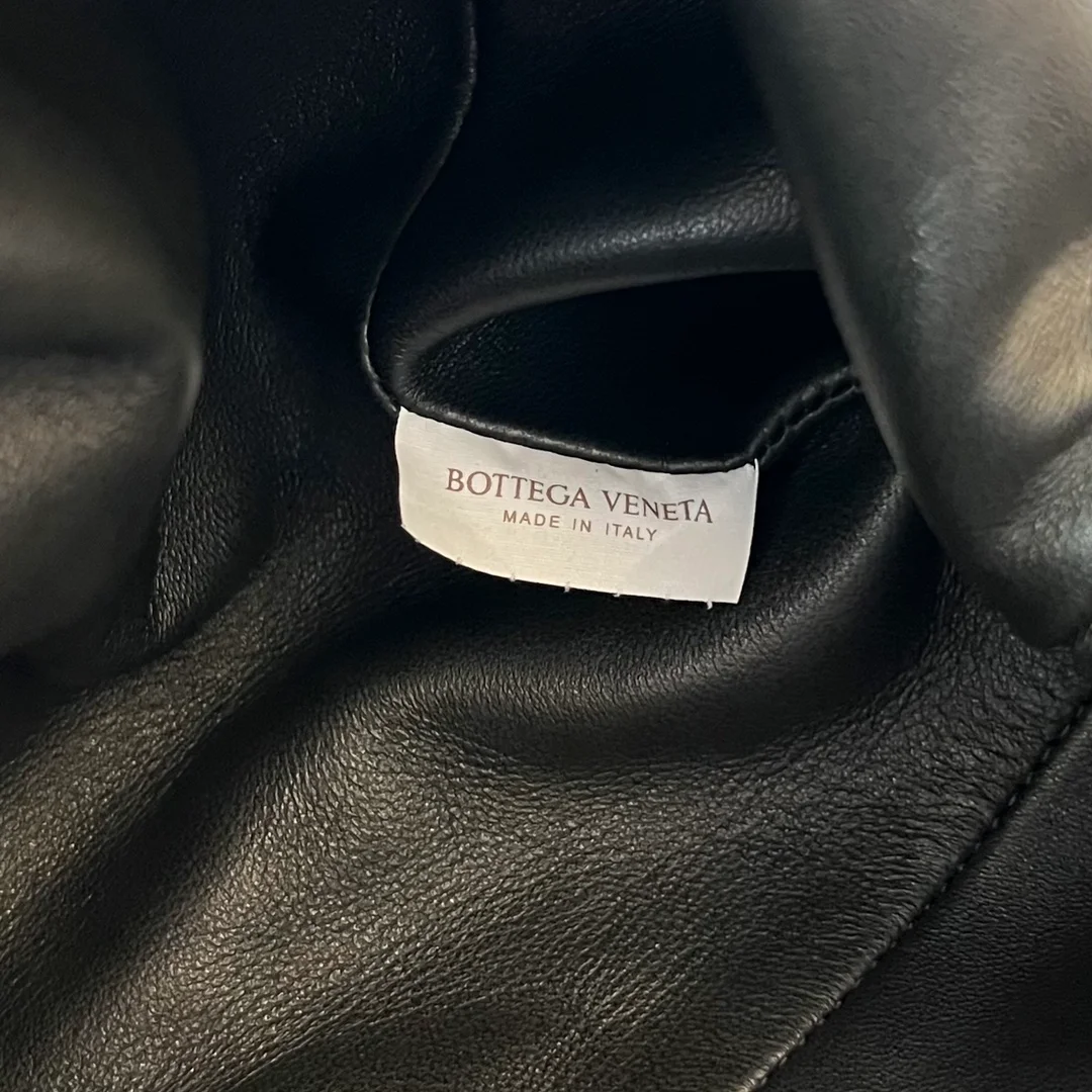 보테가 베네타 크로커다일 클래식 파우치 (2color)