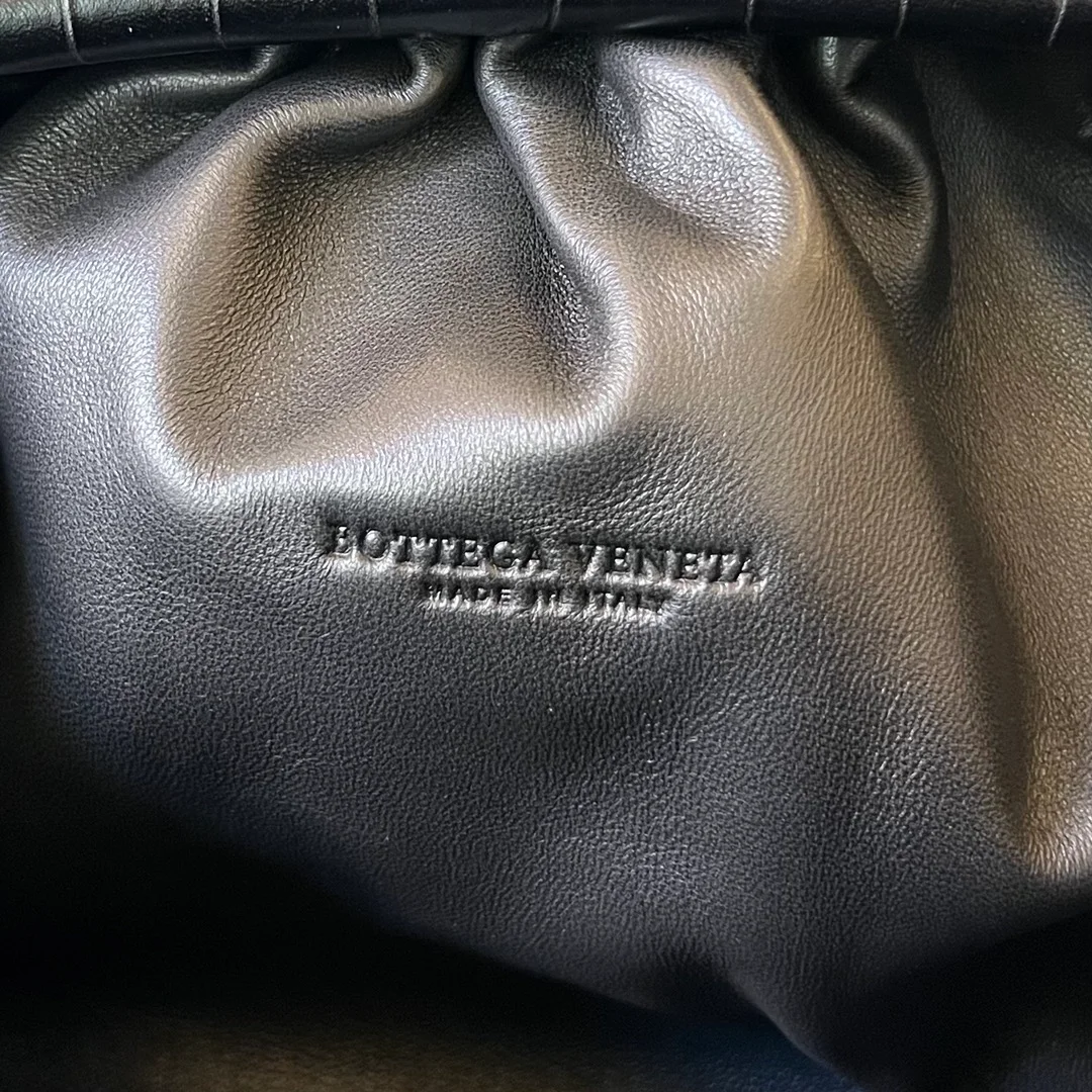 보테가 베네타 크로커다일 클래식 파우치 (2color)