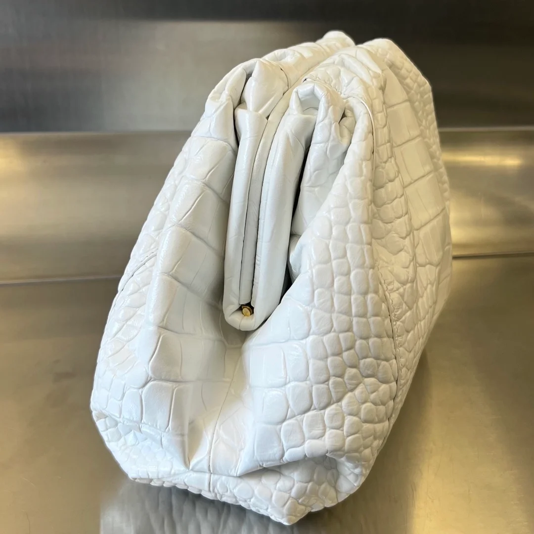 보테가 베네타 크로커다일 클래식 파우치 (2color)