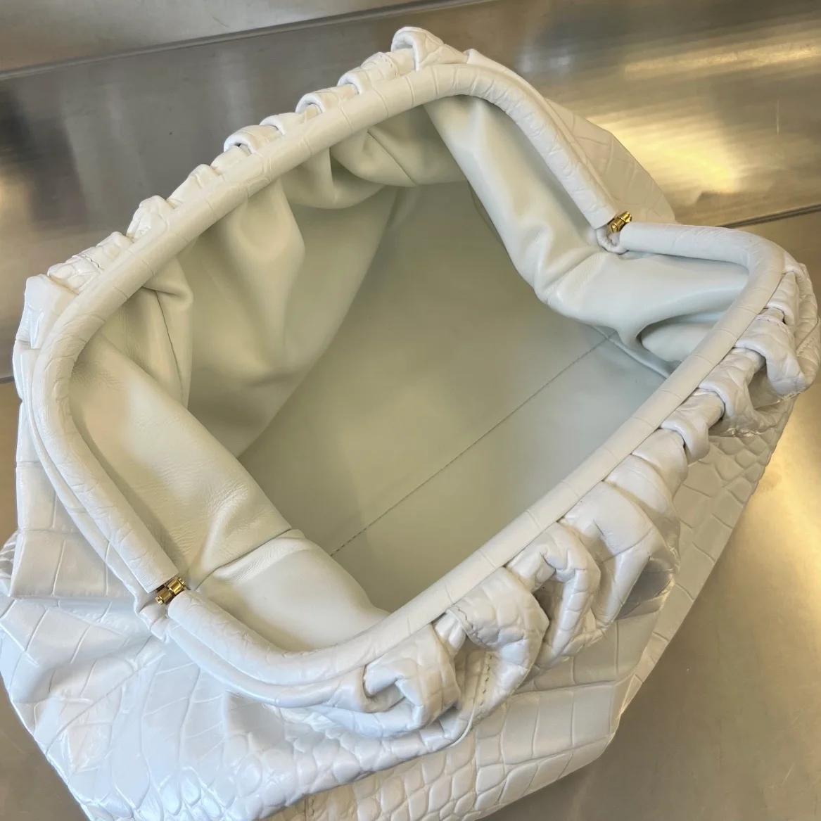 보테가 베네타 크로커다일 클래식 파우치 (2color)