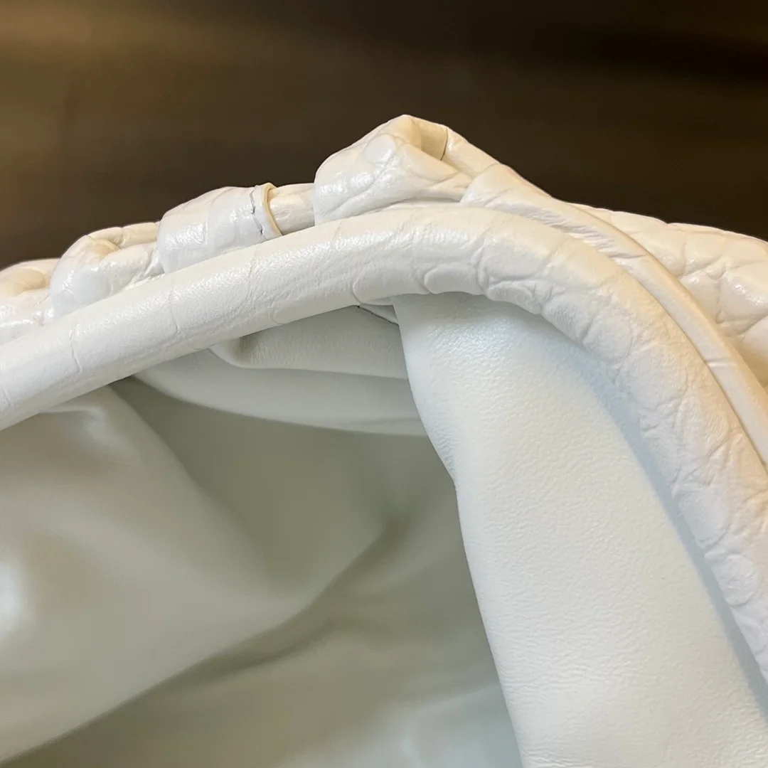 보테가 베네타 크로커다일 클래식 파우치 (2color)