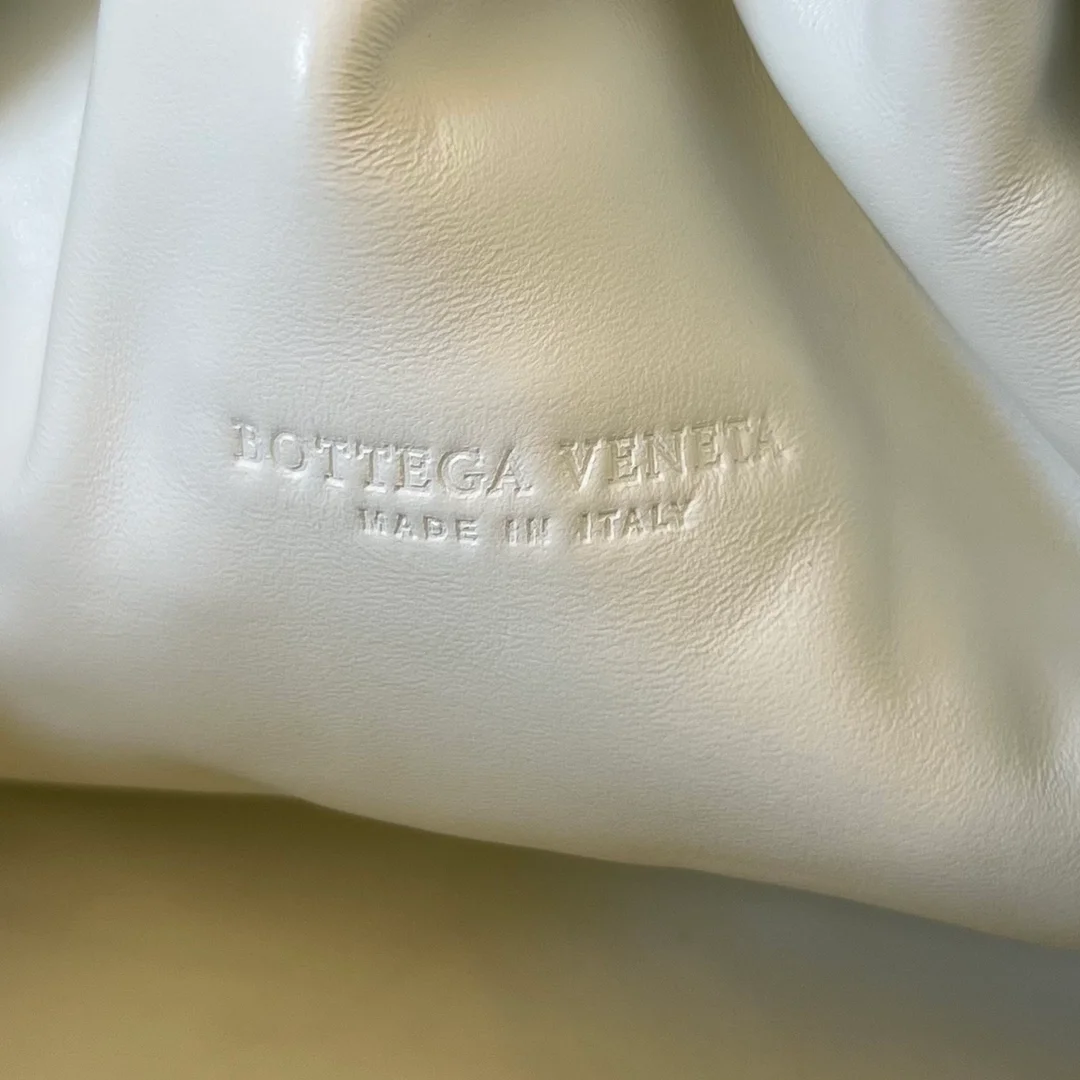 보테가 베네타 크로커다일 클래식 파우치 (2color)