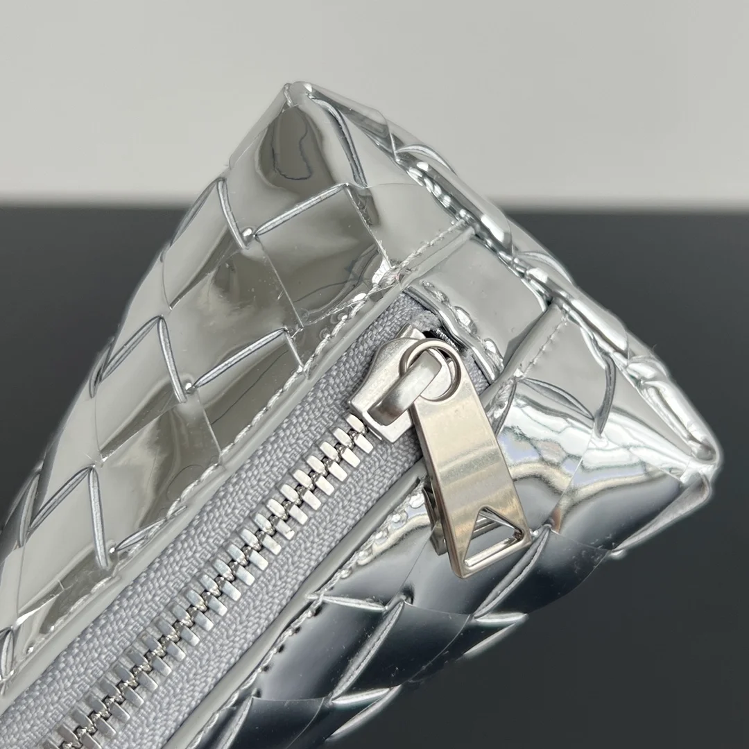 보테가 베네타 인트레치아토 메탈 뷰티 파우치 (2color)