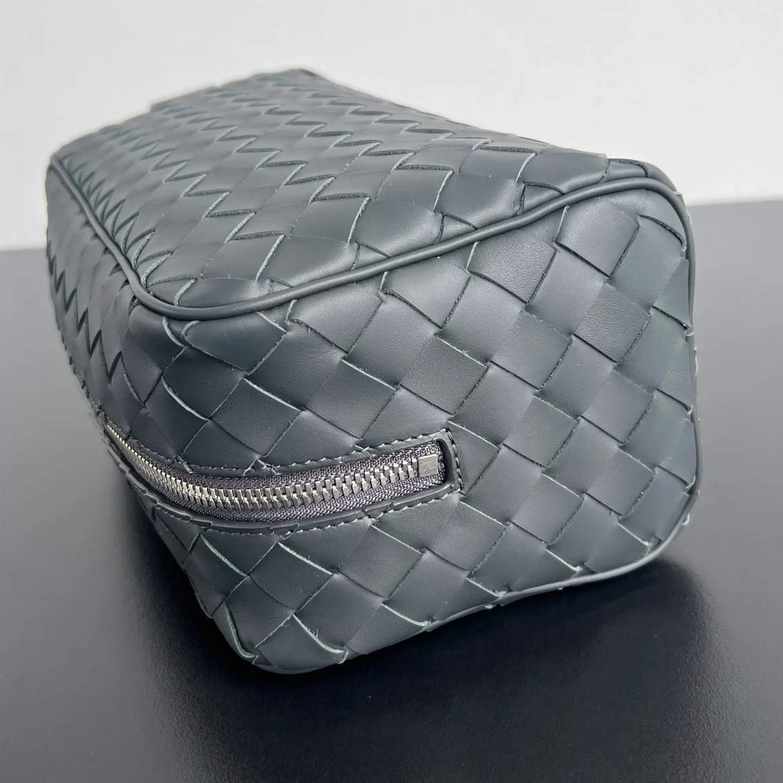 보테가 베네타 인트레치아토 투톤 여행용 파우치