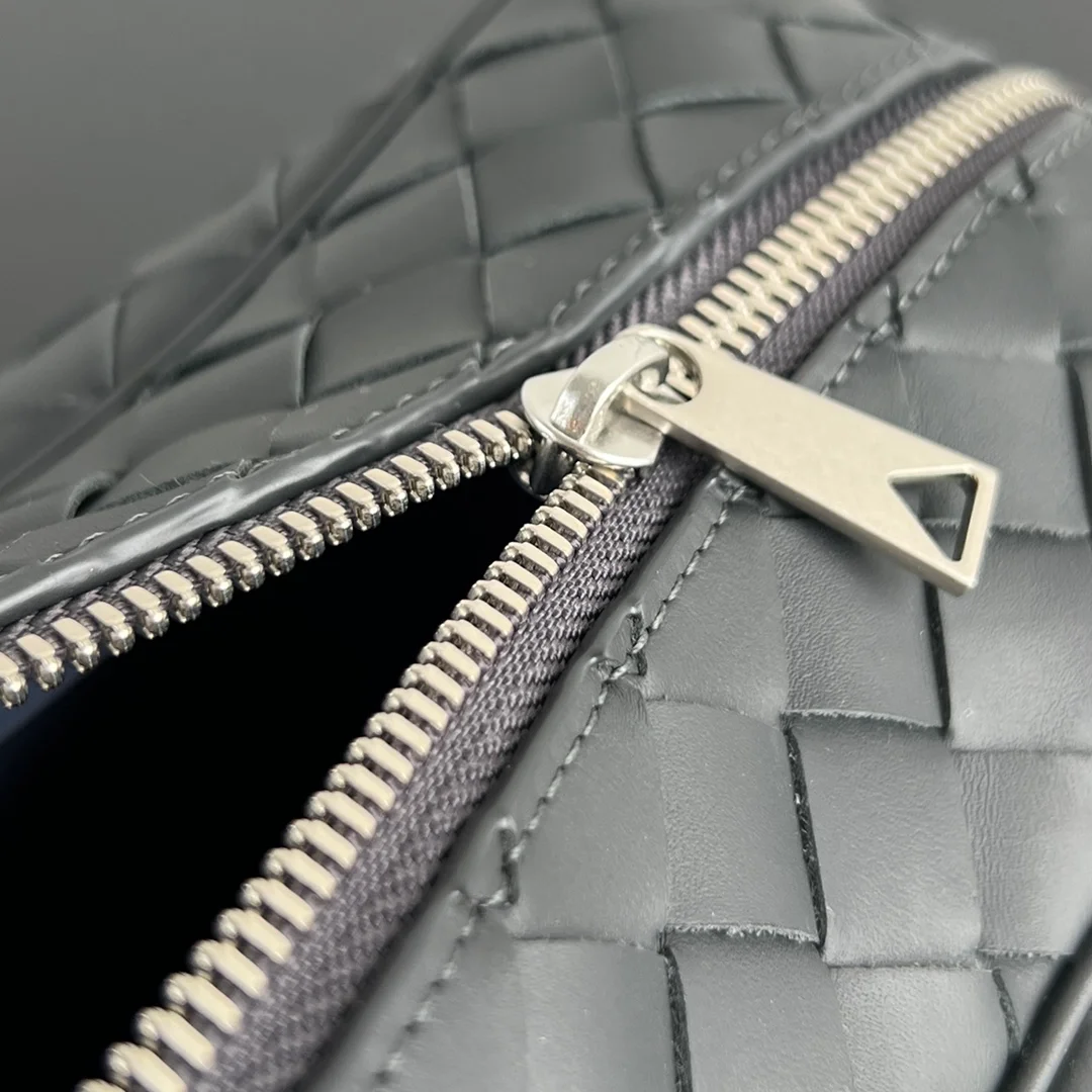 보테가 베네타 인트레치아토 투톤 여행용 파우치