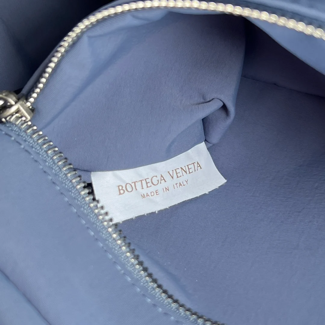 보테가 베네타 인트레치아토 투톤 여행용 파우치