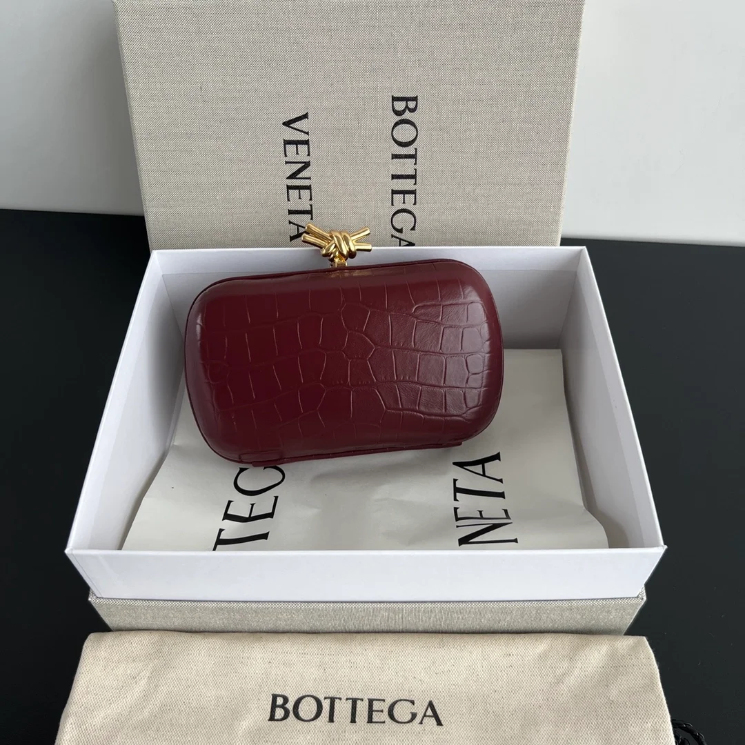 보테가 베네타 크로커다일 놋 클러치 버건디