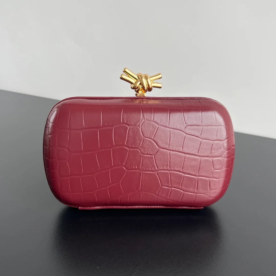 보테가 베네타 크로커다일 놋 클러치 버건디