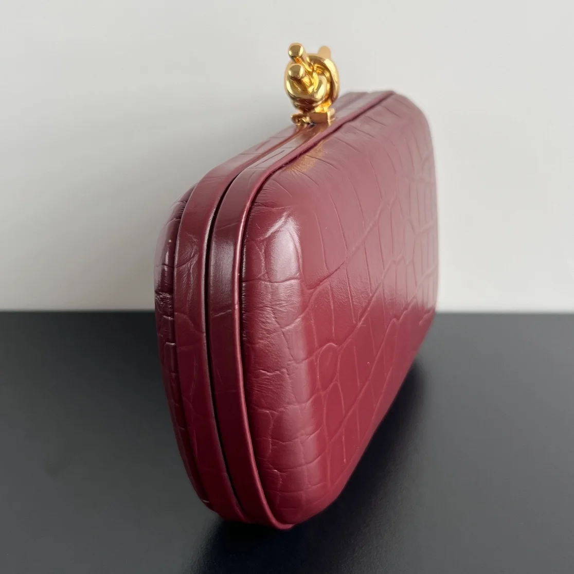 보테가 베네타 크로커다일 놋 클러치 버건디