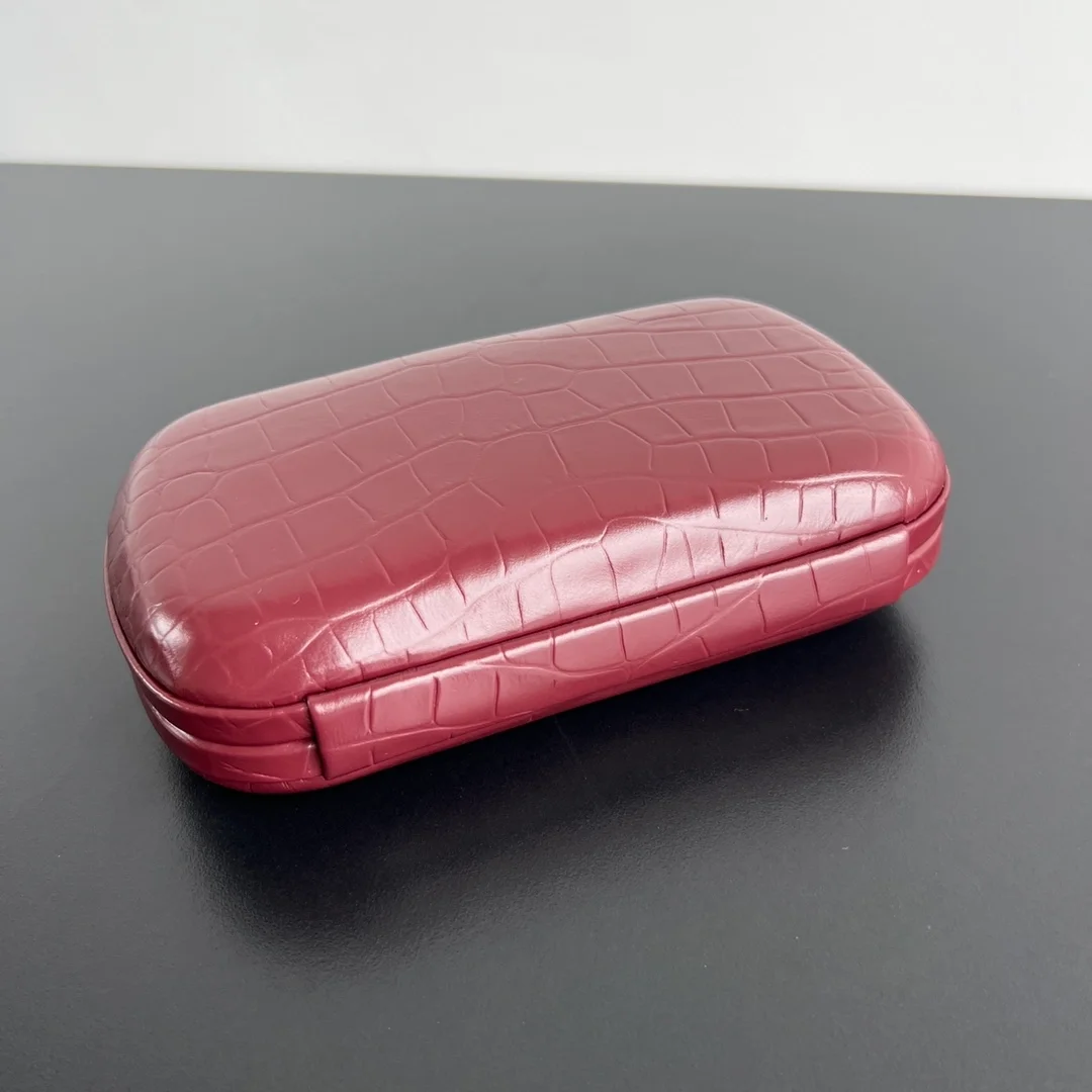 보테가 베네타 크로커다일 놋 클러치 버건디