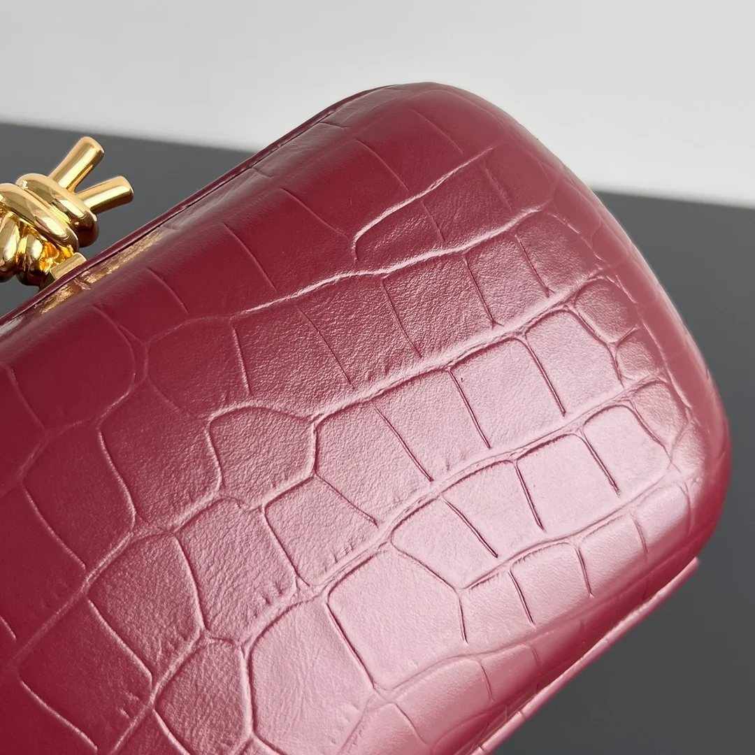 보테가 베네타 크로커다일 놋 클러치 버건디