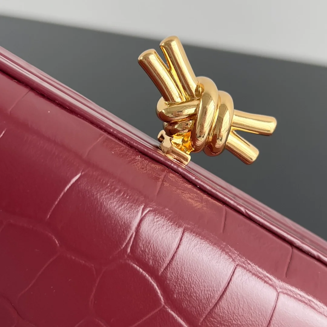 보테가 베네타 크로커다일 놋 클러치 버건디